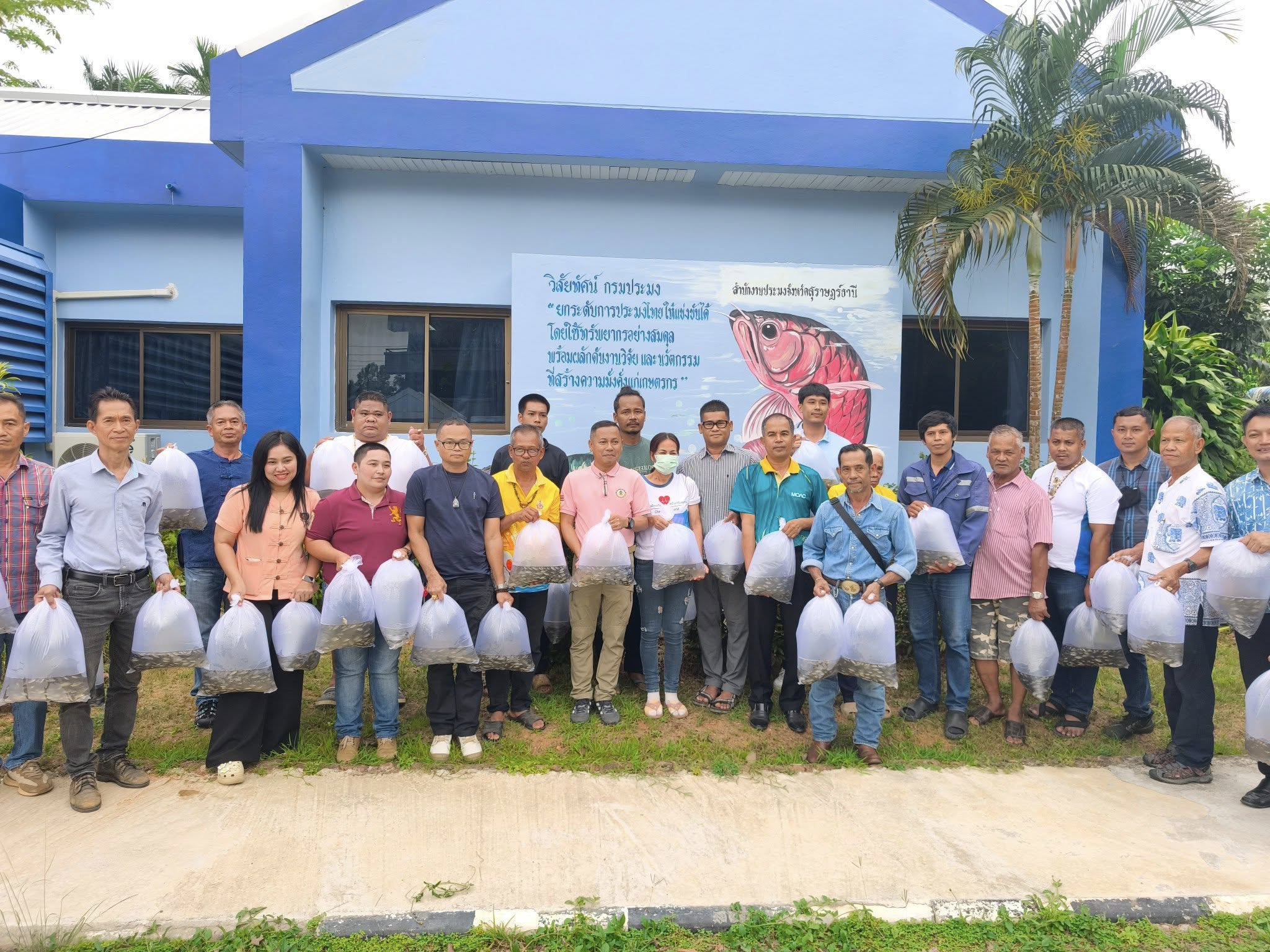 พช.พุนพิน ร่วมกิจกรรมมอบพันธุ์ปลานิล ในโครงการศูนย์เรียนรู้การเพิ่มประสิทธิภาพการผลิตสินค้าเกษตร 2568